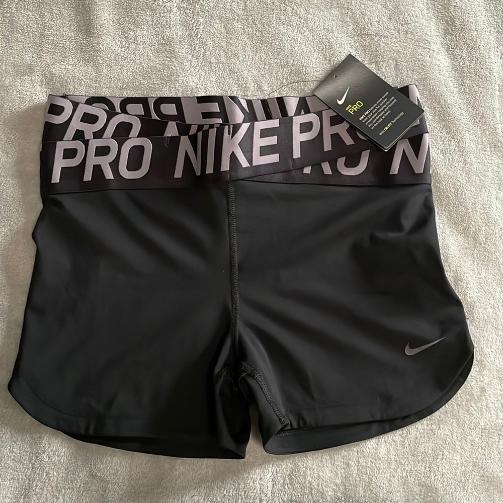 Nike NWT active shorts size Large